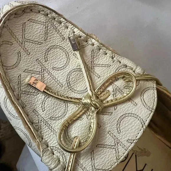 New CALVIN KLEIN WOMEN’S MOCCASINS SIZE 8.5 LAYA-T  GOLD BOW CK LOGO - Picture 2 of 5
